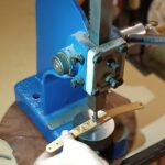 Trojúhelníkový okraj lis