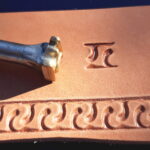 Zaoblený řecký meandr razidlo