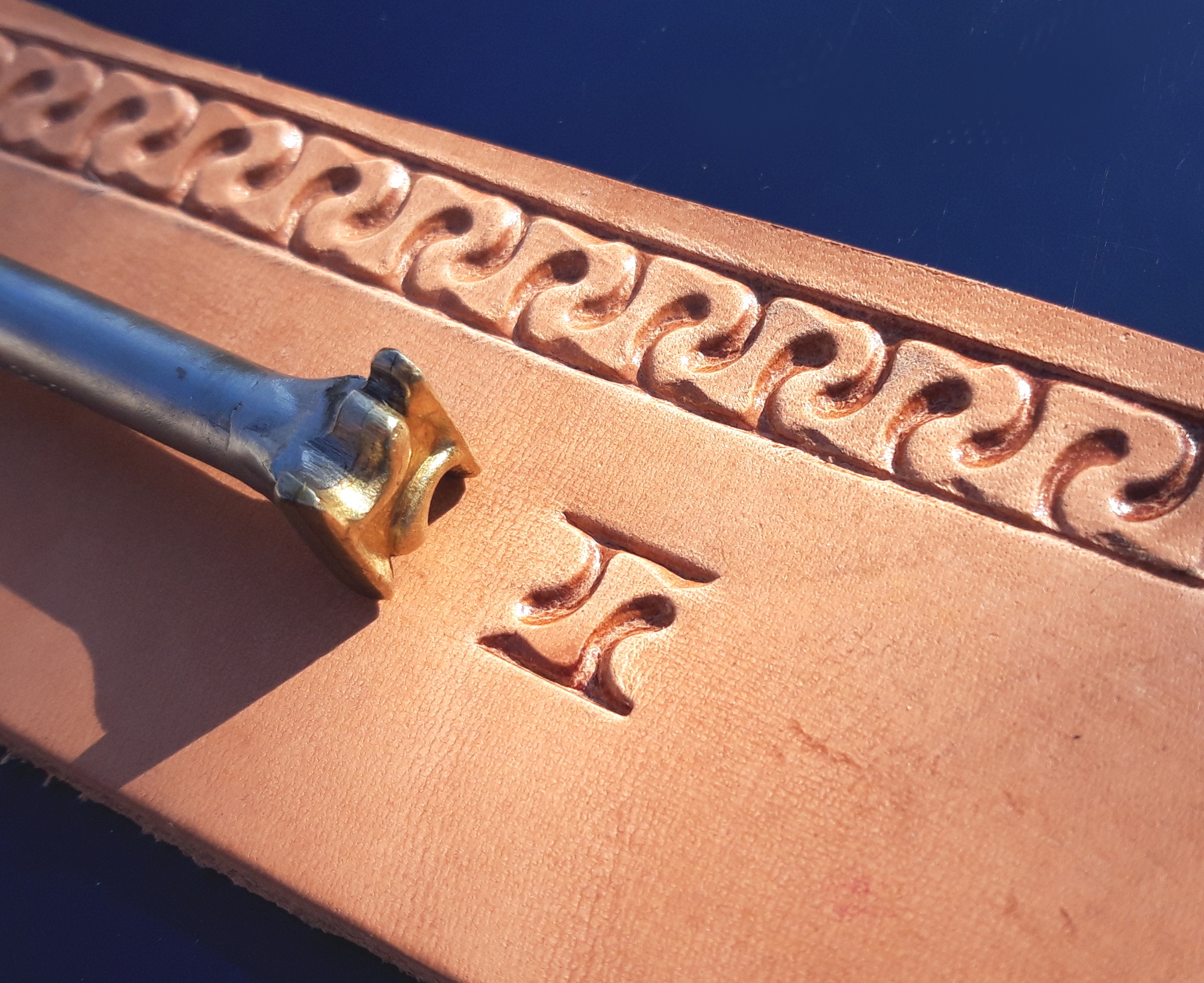 Zaoblený řecký meandr razidlo