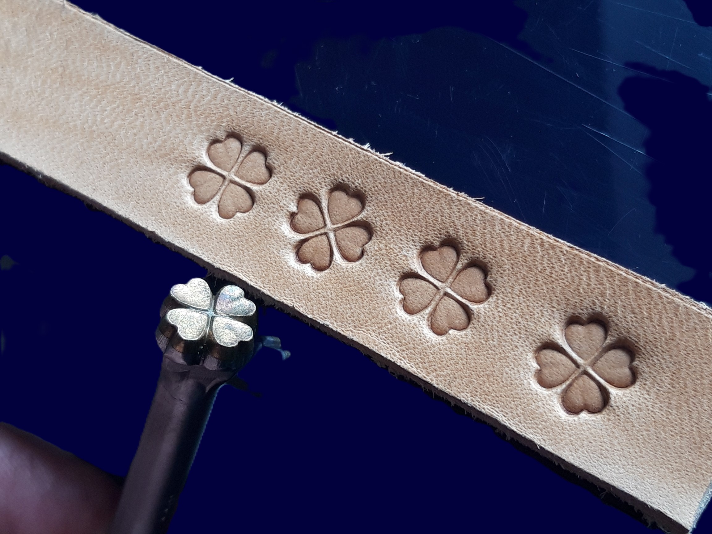 Čtyřlístek razidlo do kůže