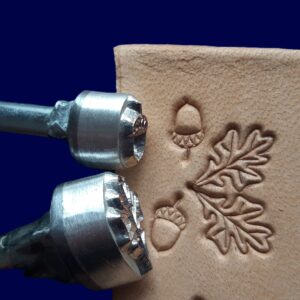 Dub a žalud razidla do kůže