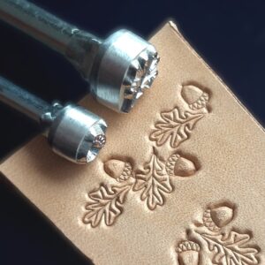 Dub a žalud razidla do kůže