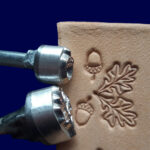 Dub a žalud raznice do kůže