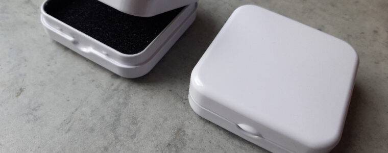 Kovová krabička bílá lesklá