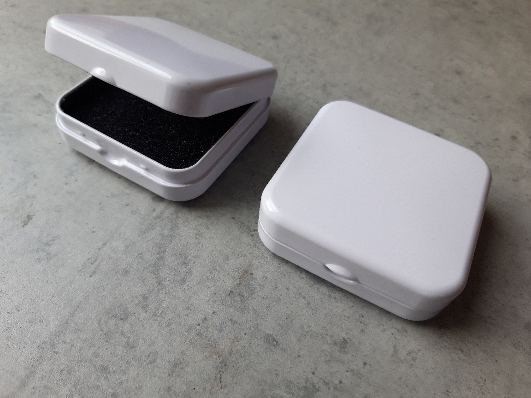 Kovová krabička bílá lesklá