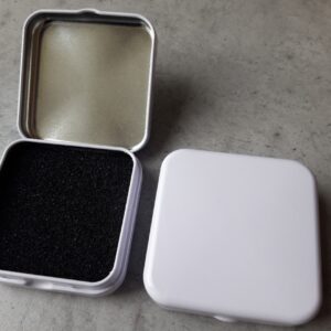 Kovová krabička bílá lesklá