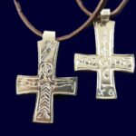 Nerezový křížek hnědý řemínek