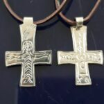 Nerezový křížek hnědý řemínek