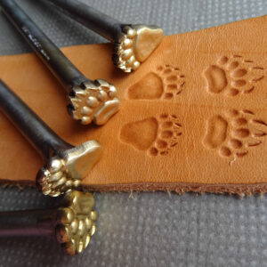 Medvěd 4 stopy raznice do kůže