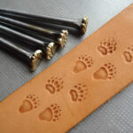 Medvěd 4 stopy raznice do kůže