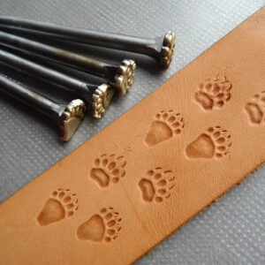 Medvěd 4 stopy raznice do kůže