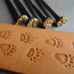 Medvěd 4 stopy raznice do kůže