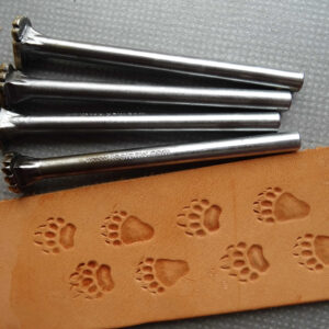 Medvěd 4 stopy raznice do kůže