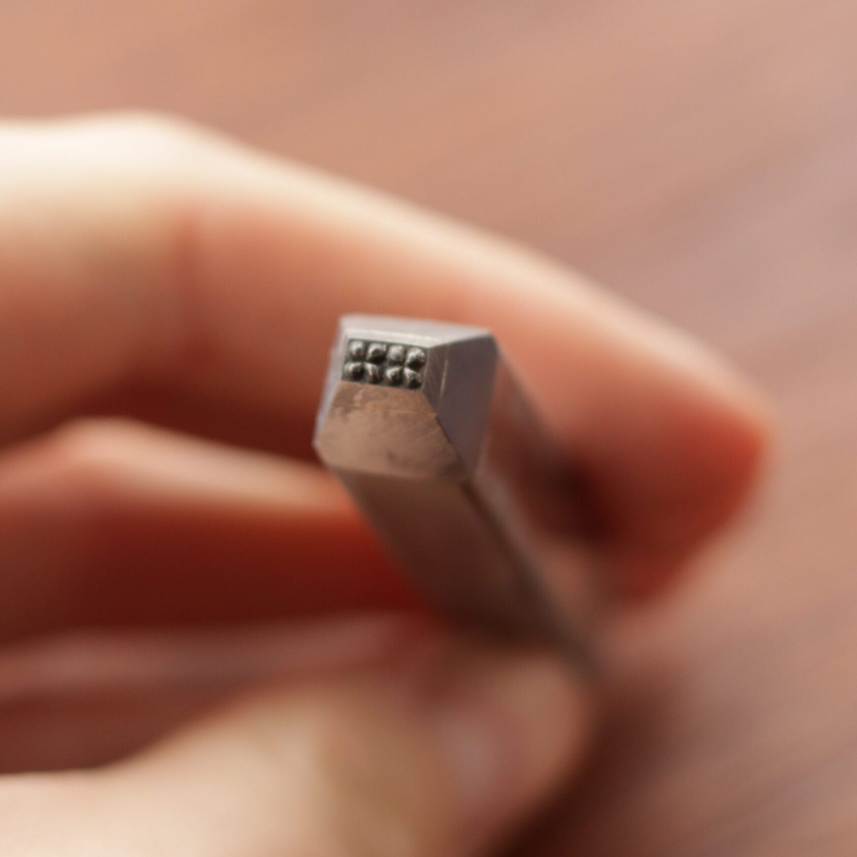 Dvě kytičky punc do kovu